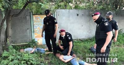 Душили и хотели угнать машину: в Буче под Киевом двое мужчин ограбили таксиста