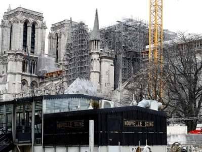 Экоактивисты устроили акцию протеста у Собора Парижской Богоматери, вывесив транспаранты со строительного крана