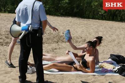 Полицейские напомнили отдыхающим на пляже сыктывкарцам о безопасности
