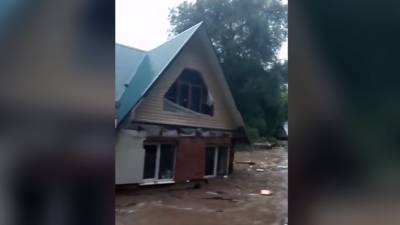 «Илюхин дом поехал»: очевидец заснял потоп из-за прорыва дамбы в подмосковной Рузе