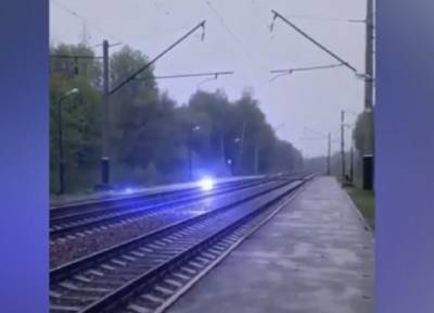 Неизвестный пассажир заснял шаровую молнию над железной дорогой в Подмосковье