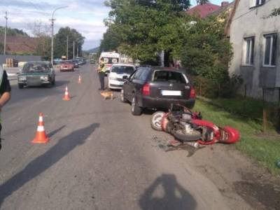 Мотоциклист влетел в припаркованную Skoda на Закарпатье