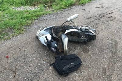 Два человека пострадали при падении скутера в Краснинском районе
