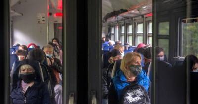 В Харьковской области из-за пассажиров, которые хотели проехать в электричке без маски, задержали поезд