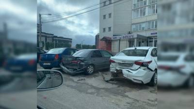 «Мерседес» протаранил 4 припаркованные машины в Воронеже