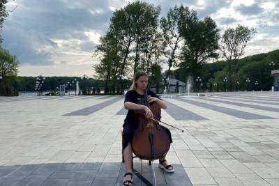 Юная виолончелистка сыграла в Железноводске под звон фонтанов