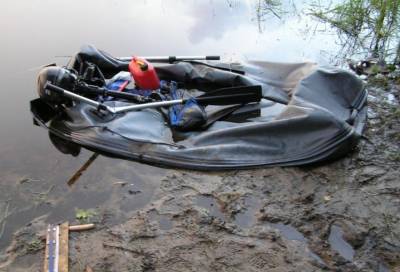В Тверской области незнакомец изрезал ножом лодку и колеса машины отдыхавшего на озере мужчины