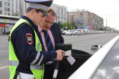 Водителя с долгами по штрафам на 400 тысяч рублей выявили в Москве