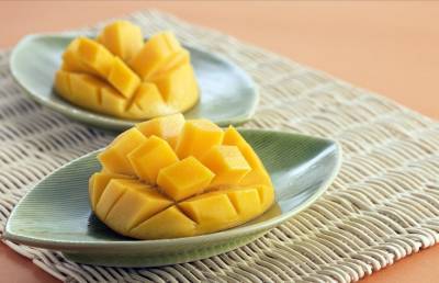 Необычный способ поедания манго назвали гениальным