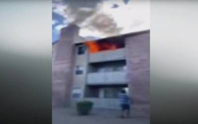 Футболист в США поймал ребенка, падающего с третьего этажа горящего дома - видео