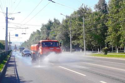 В Чебоксарах из-за жары поливают дороги