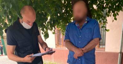 В Черновцах сотрудник военкомата погорел на взятке от призывников (3 фото)