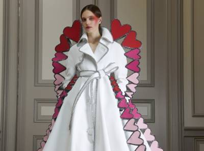 Стеганые платья и сердца со смайликами: дуэт Viktor&Rolf представили новую коллекцию одежды