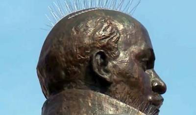 Может, легче Ленина убрать? В Магадане сняли антиголубиные шипы с памятника вождю