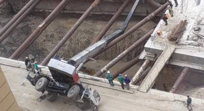 На строительстве метро в Киеве опрокинулся автокран (фото)