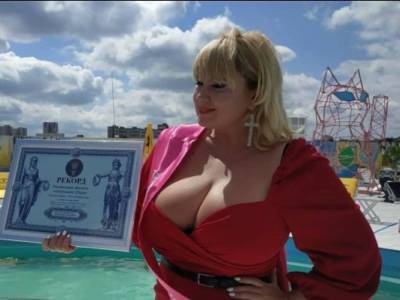Украинская модель с 13-м натуральным размером груди установила рекорд