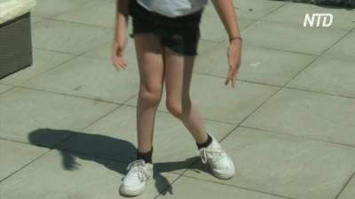 Вопреки диагнозу: в Великобритании парализованная девочка неожиданно начала ходить (видео)