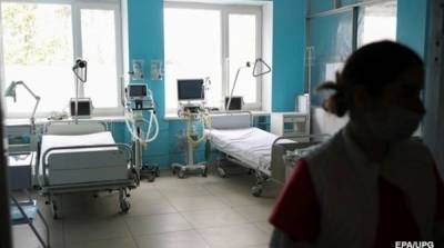 Украинские медики стали вдвое меньше болеть коронавирусом
