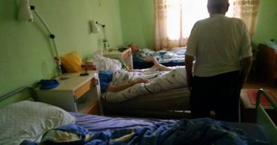 "Грязные матрасы в подвалах и крики, пугающие соседей": в Ровно проверили частный пансионат для пожилых людей (9 фото)