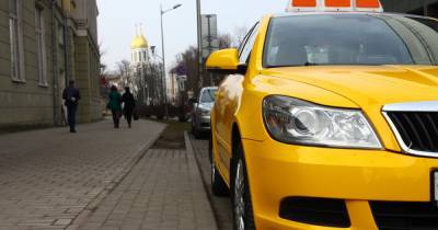 Вёл себя агрессивно, а в итоге избил: в Калининграде пассажир напал на водителя такси (видео)