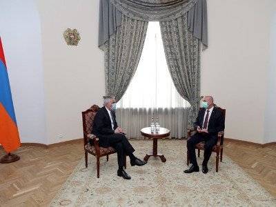 Вице-премьер Армении попрощался с послом Беларуси