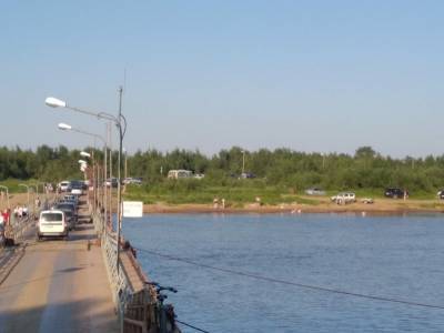 Отдыхающие в Сыктывкаре парализовали движение на мосту в Заречье