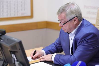 Василий Голубев подписал документ о дополнительных мерах поддержки для гостинец и ТРЦ