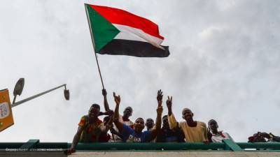 Премьер Судана на фоне массовых протестов отправил в отставку весь кабинет министров