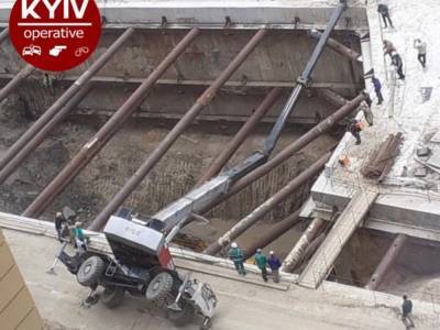 На стройке метро на Винограде произошло ЧП: рухнул автокран