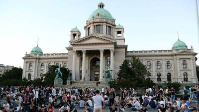 В Сербии демонстранты устроили сидячую акцию протеста у парламента