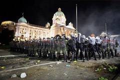 В городах Сербии возобновились антикарантинные протесты