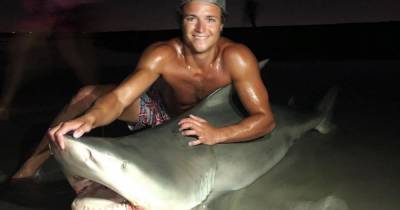 Студента пристыдили за охоту с морским петухом на акулу