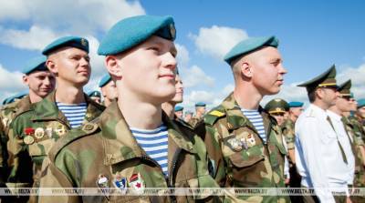 Лукашенко: День десантника символизирует единство и доблесть воинов в голубых беретах