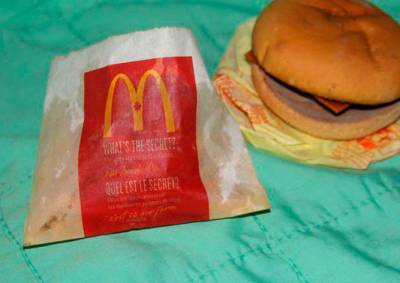 Канадцу предложили $150 за шестилетний чизбургер из McDonald‘s
