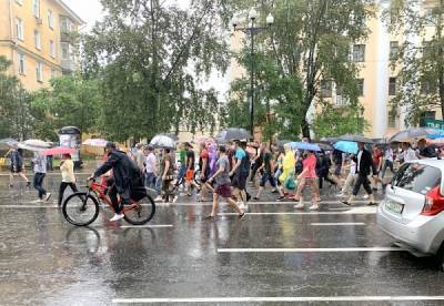Очередная акция в поддержку Фургала в Хабаровске идет под проливным дождем
