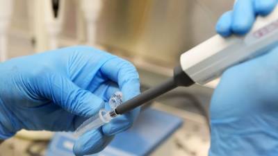 Вакцинацию от коронавируса в России начнут с медиков и учителей
