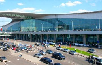 В российском аэропорту Шереметьево автомобиль столкнулся с самолетом