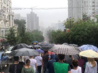 "Мы идём по лужам, Путин нам не нужен!": Тысячи людей вышли на митинг под дождем