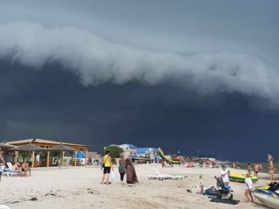 «Небесное цунами»: в Кирилловке курортники увидели в небе невероятное зрелище