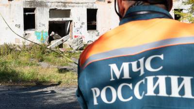 Спасатели эвакуируют пассажиров тонущего парома близ Астрахани