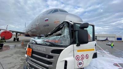 В Шереметьево бензовоз врезался в самолет рейса Москва-Сочи