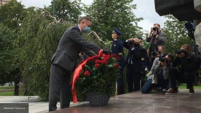 Беглов возложил цветы к мемориалу в парке Интернационалистов перед Днем ВДВ