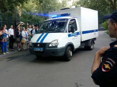 В Екатеринбурге участники протестной акции пытались отбить у полиции задержанного человека с собакой (видео)
