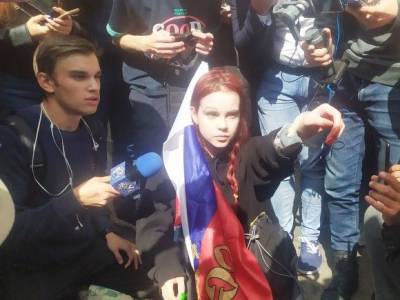 Петербурженка приковала себя наручниками на акции протеста (фото)