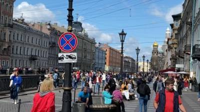 ОМОН перекрыл проход на Невский проспект участникам митинга в поддержку Хабаровска