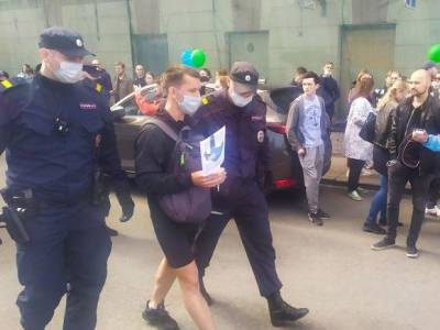 В Петербурге продолжаются задержания участников протеста