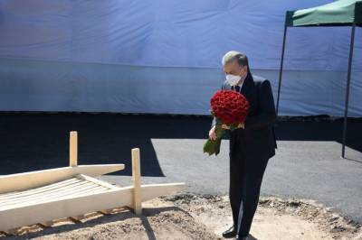 Шавкат Мирзиёев посетил могилу Мусы Ерниязова