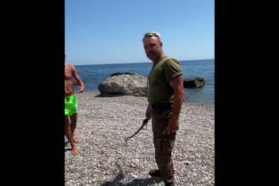 Охранник прогнал отдыхающих с пляжа в Крыму при помощи нагайки