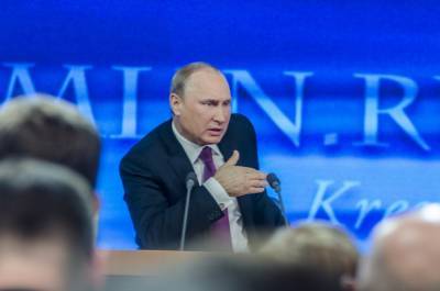Владимир Путин предложил вместе с паспортом выдавать обновленную Конституцию РФ