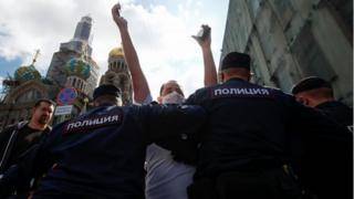 Акции солидарности с Хабаровском: в Москве и Петербурге начались задержания